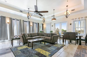 Hosteeva Spacious 4BR Condo on Carondelet Near All Hot Spo, New Orleans